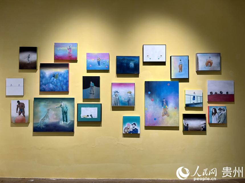 画廊里正在展示来自贵州和四川的两位画家的作品。人民网 李丽萍摄