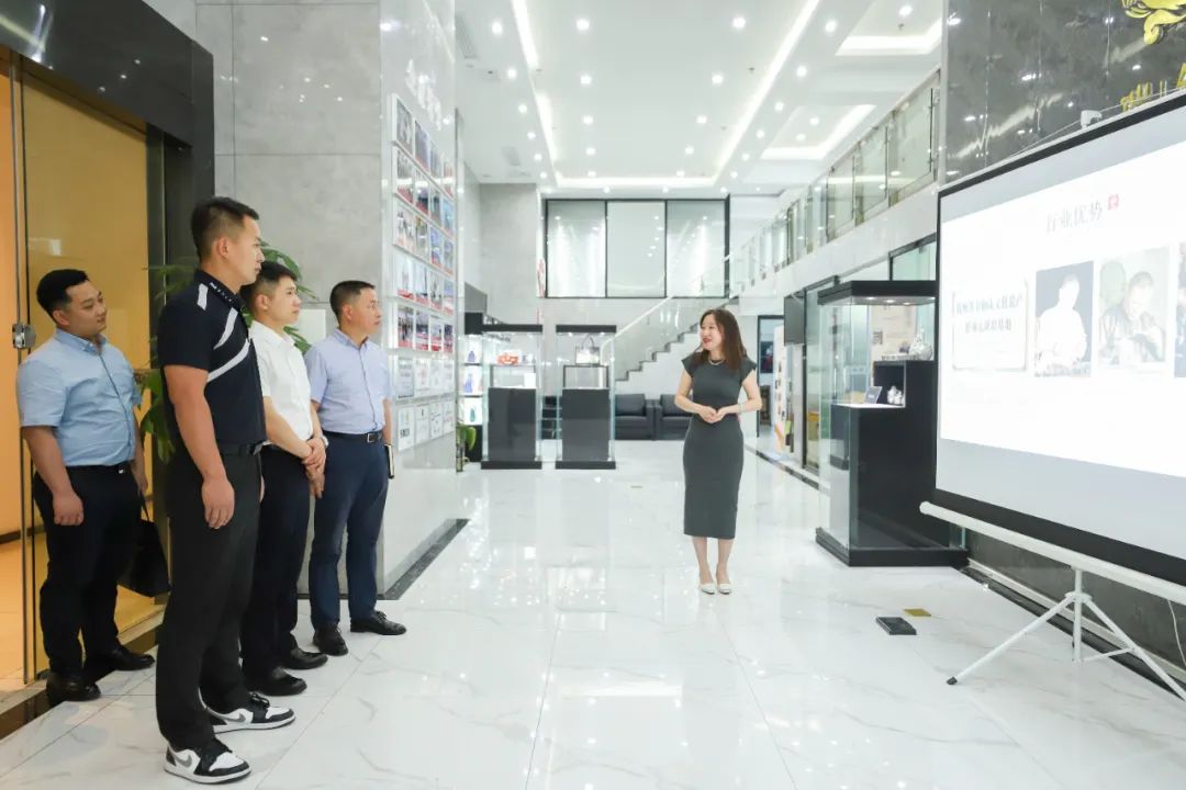 貴陽市委副秘書長羅瑞帶隊參觀貴州瑞銀鳥文化傳播有限公司。
