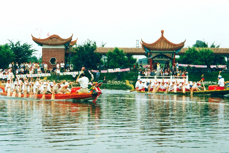 4、2001年，贵阳市白云区白云公园（今贵阳欢乐世界）举办的龙舟赛。