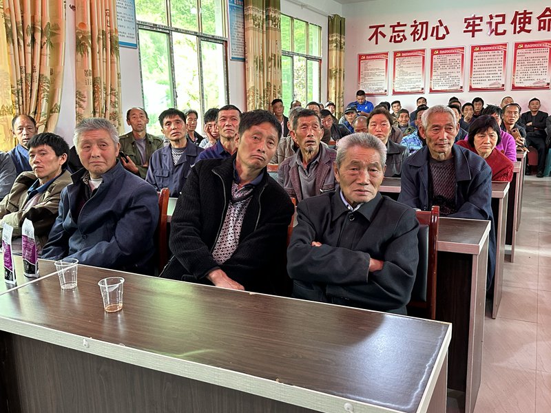 图为：参会的群众