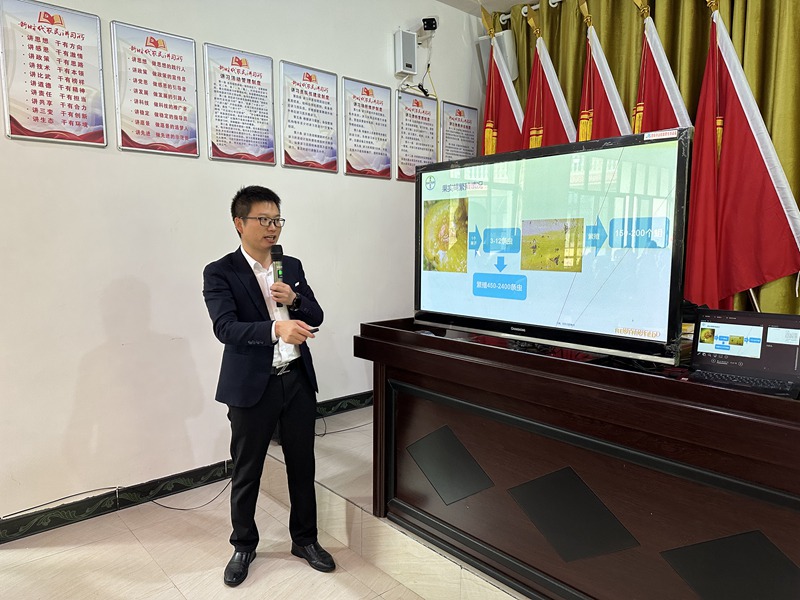 图为：讲师正在授课