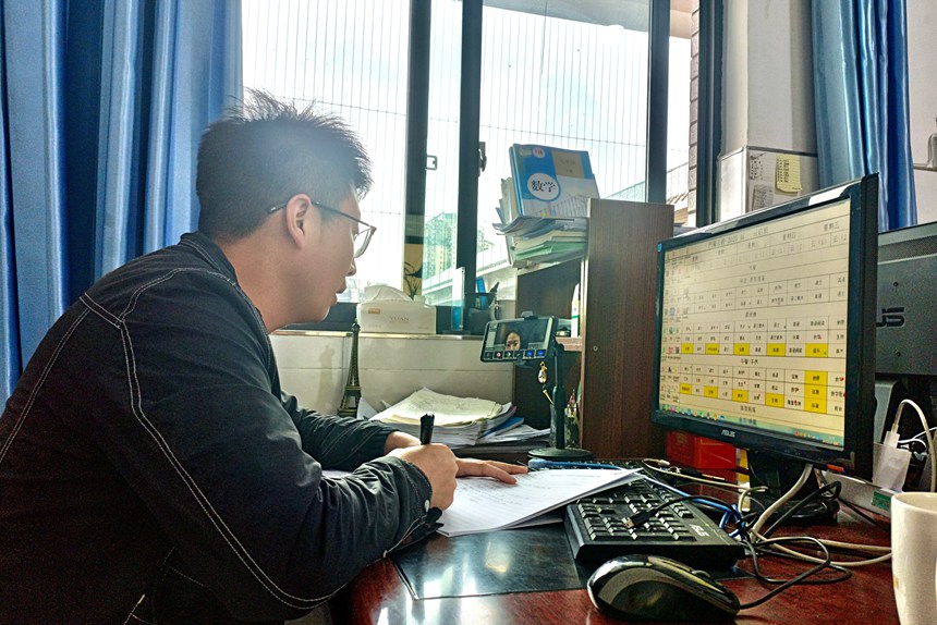 娄山中学教师正在和重庆巴蜀中学开展日教研活动 李甜甜 摄