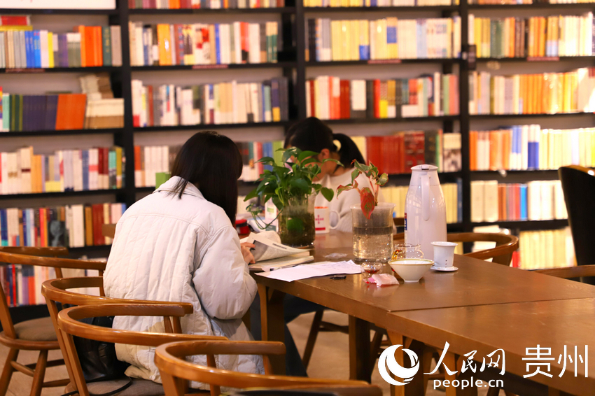 讀者在書店內看書。人民網 顧蘭雲攝