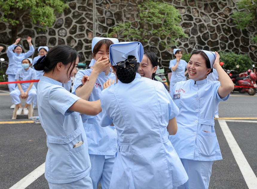 2023年5月11日，贵州省黔南布依族苗族自治州罗甸县中医院的医护人员在进行“马兰开花”趣味活动。