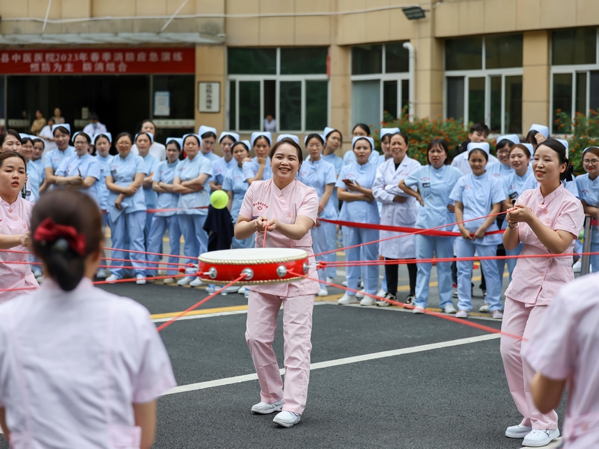 2023年5月11日，贵州省黔南布依族苗族自治州罗甸县中医院的医护人员在进行“同心鼓”趣味活动。