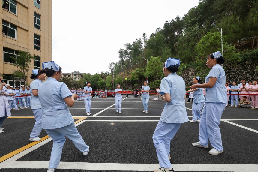 2023年5月11日，贵州省黔南布依族苗族自治州罗甸县中医院的医护人员在进行“同心鼓”趣味活动。