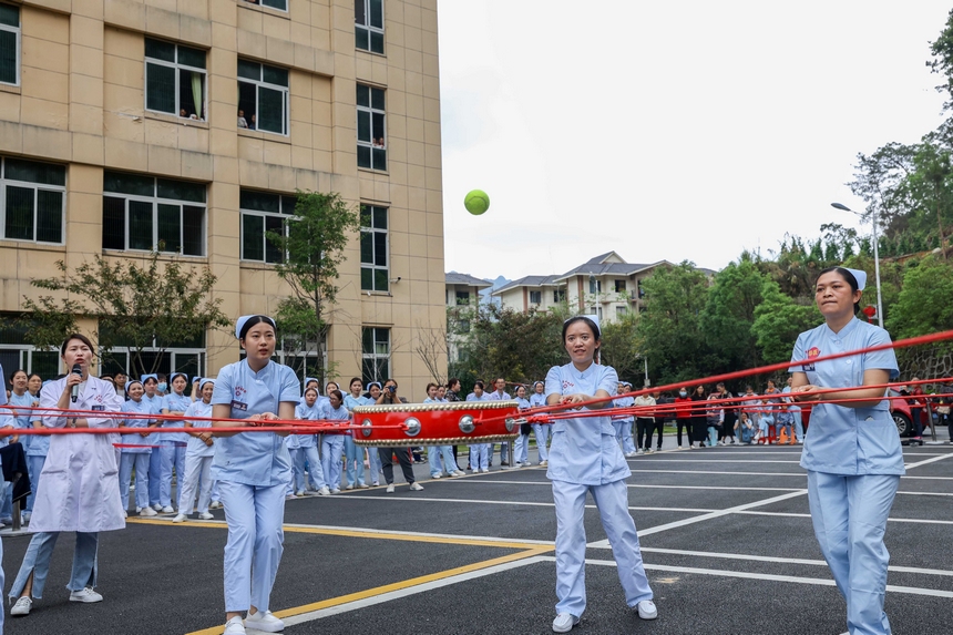 2023年5月11日，贵州省黔南布依族苗族自治州罗甸县中医院的医护人员在进行“同心鼓”趣味活动。