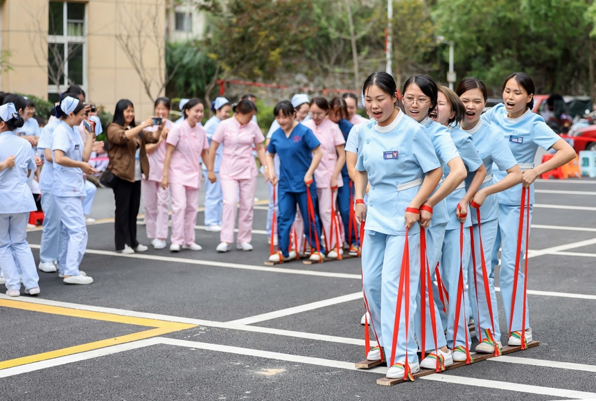 2023年5月11日，贵州省黔南布依族苗族自治州罗甸县中医院的医护人员在进行“同舟共济”趣味活动。