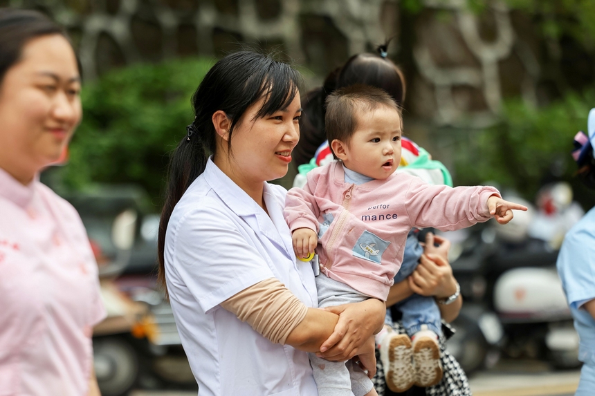2023年5月11日，一位小朋友在贵州省黔南布依族苗族自治州罗甸县中医院观看护士节活动。