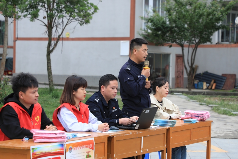 派出所民警講解禁毒知識。、
