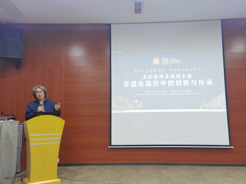 蒋英进行发言。