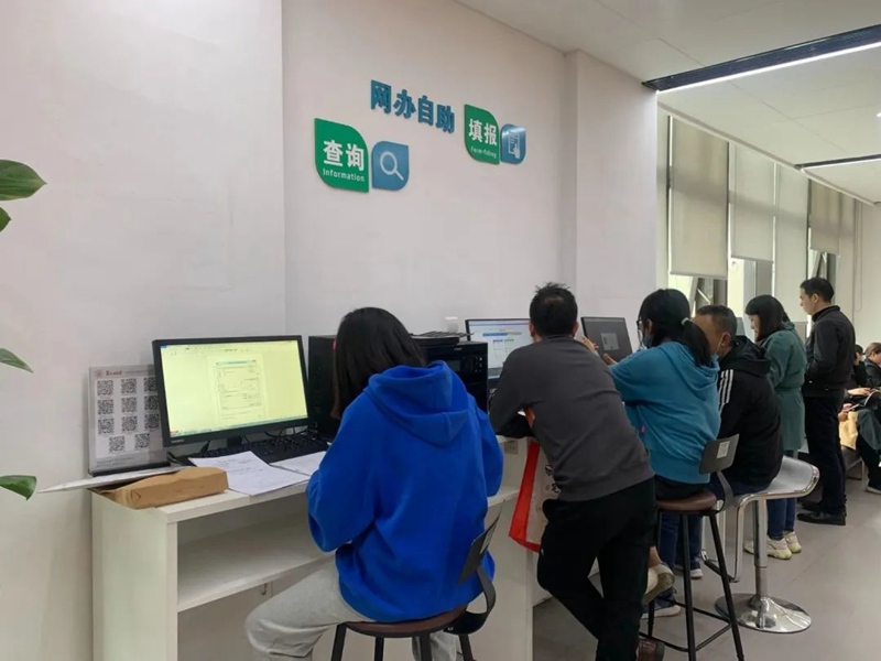 图片（1）企业办事人员正在网办自助专区办理业务