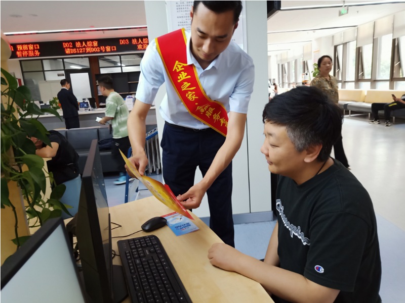 图片（3）“企业之家·金融服务专员”正在向企业办事人员宣传涉企金融服务