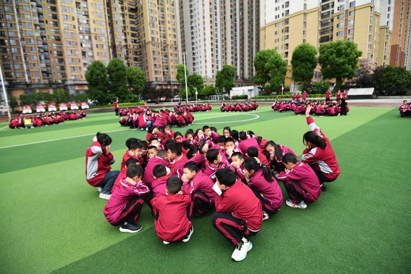 学生正在花果园社区微型消防站专职消防员的引导下进行防震减灾应急疏散演练。