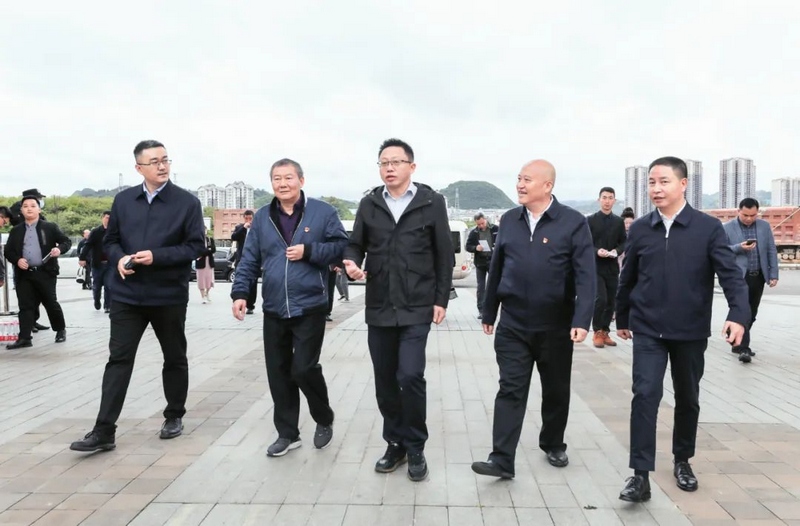 王鸣明书记一行实地考察了学校党建工作、学校安全稳定、校企合作办学和实训教学建设等工作情况。