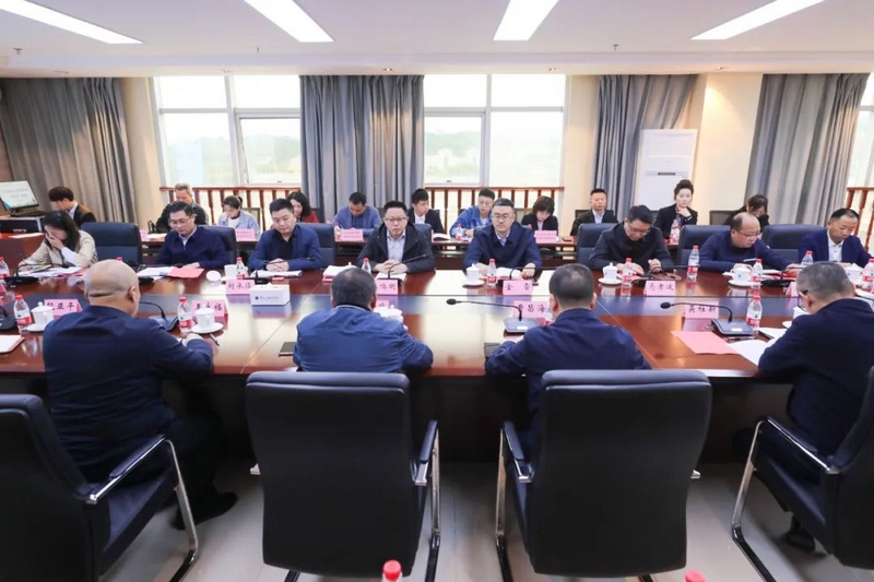 座谈会上政校企三方就“访校送岗”相关措施展开交流。
