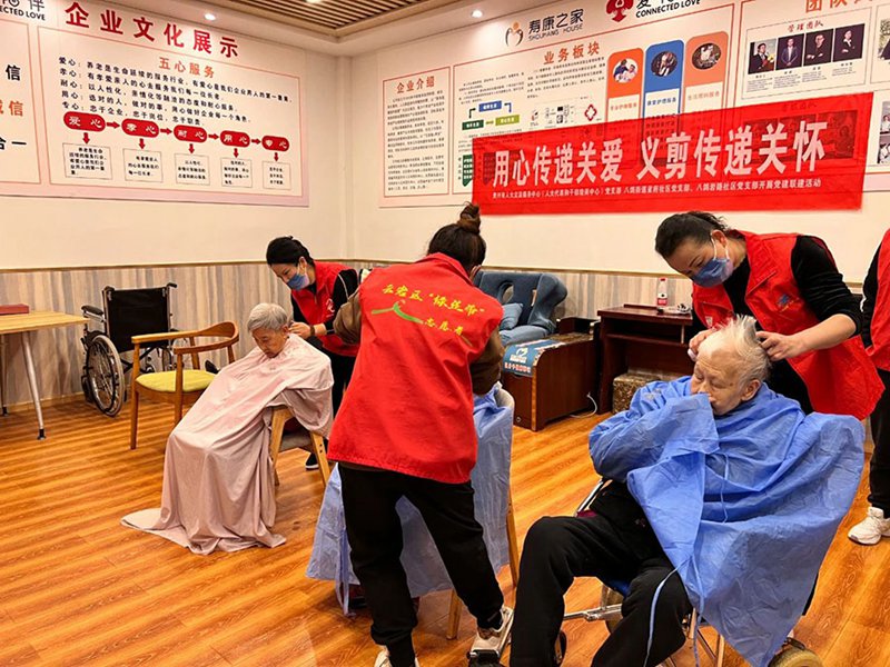 义剪小队正在为老人们剪头发。李茂林摄