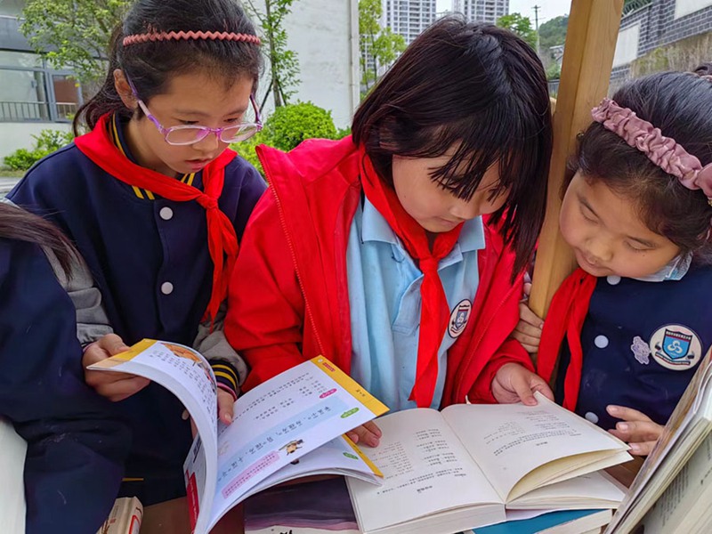 学生们津津有味地翻阅新图书。赵毫摄