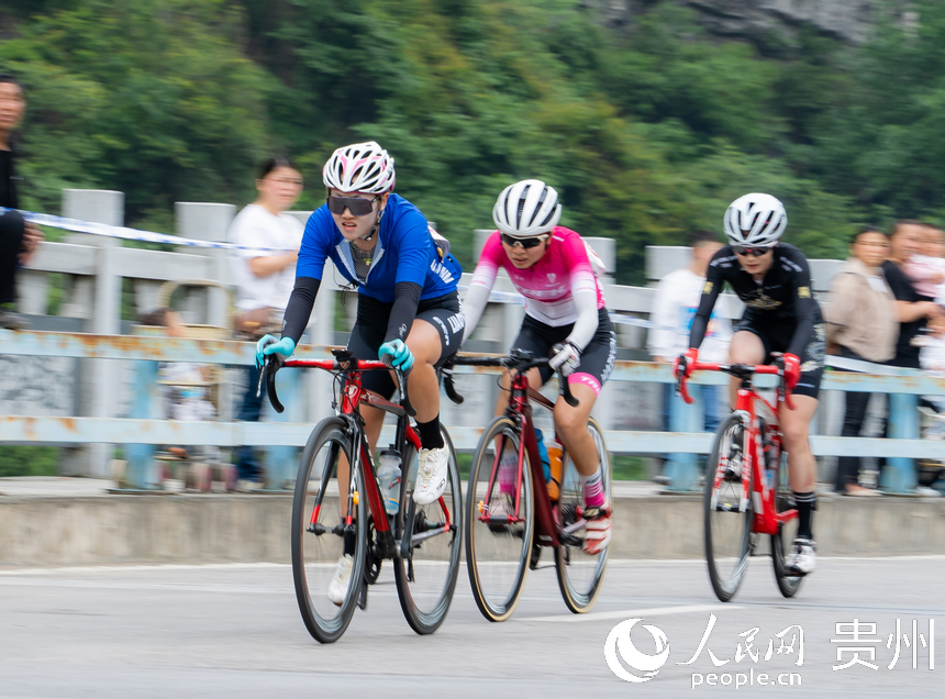 参赛选手行驶在公路赛道。人民网 阳茜摄