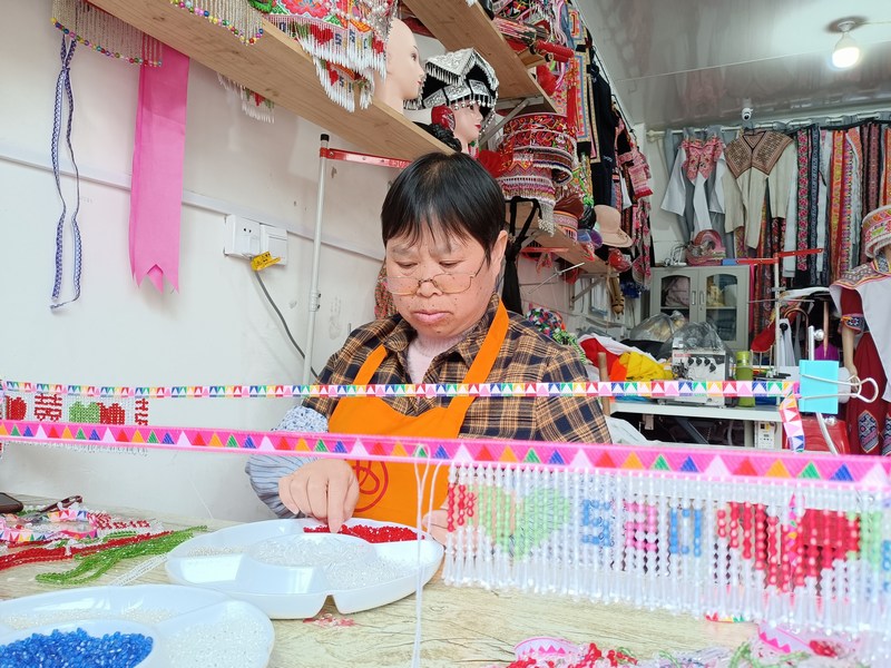 搬迁群众在帮扶车间就业。