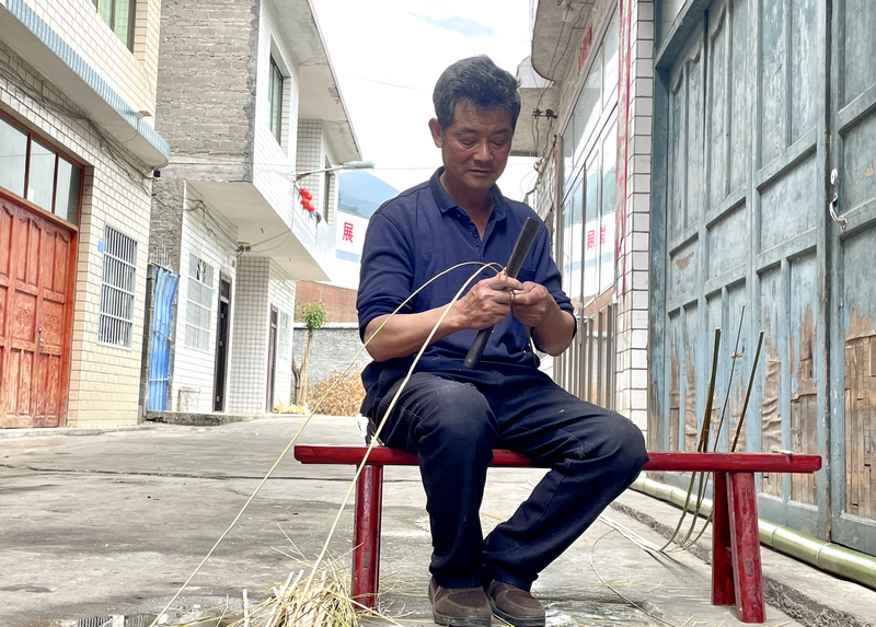 王维兴正在削竹篾。陈桂良摄