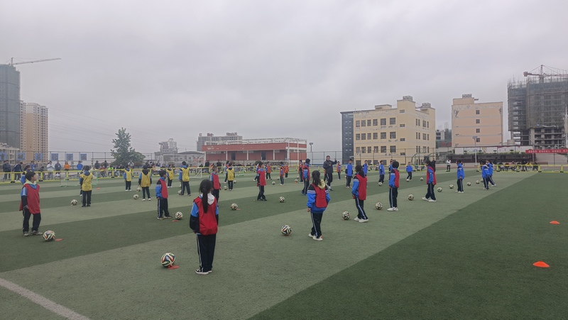 贵州省第四届校园足球特色学校（小学）足球教学现场展示观摩活动足球技能展示。
