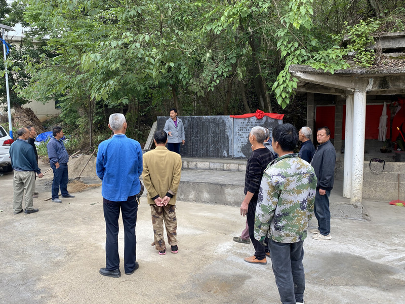 木咱村《村規民約》立在村口。
