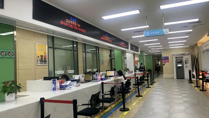 市民在云岩区政务服务中心大厅办理业务。赵倩倩摄