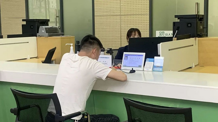 市民在云岩区政务服务中心大厅办理业务。赵倩倩摄