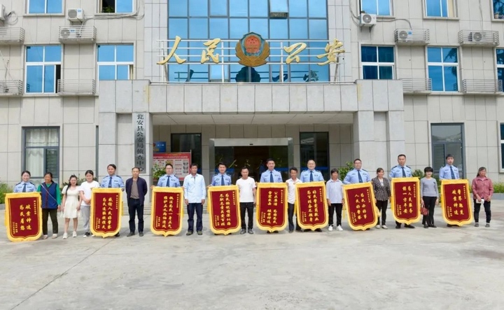 老百姓送锦旗以表谢意。