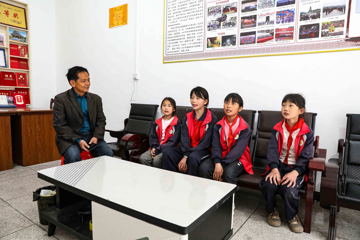 注溪鄉小學生放學后到天柱縣北侗注溪民間非物質文化遺產傳承協會學唱“溜溜歌”。