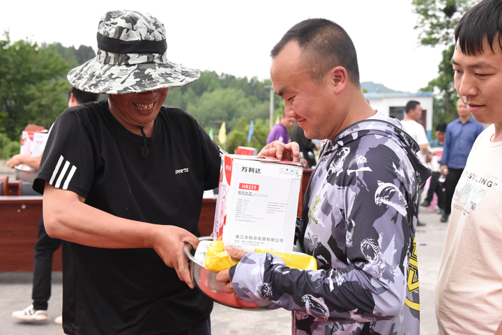 工作人员为群众发捐赠物资。
