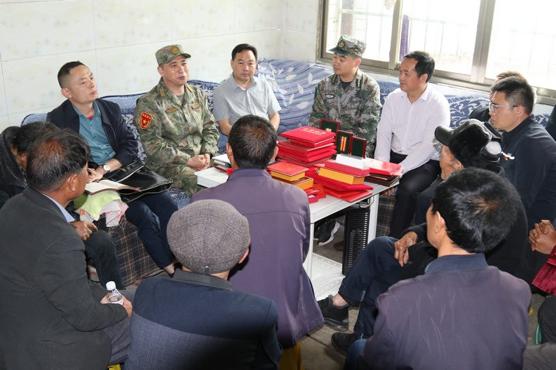 1、习水县人武部慰问组来到戍边战士刘远雄家中慰问、调研 欧言 摄.JPG