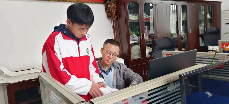 江蓉菲課后為學生輔導。