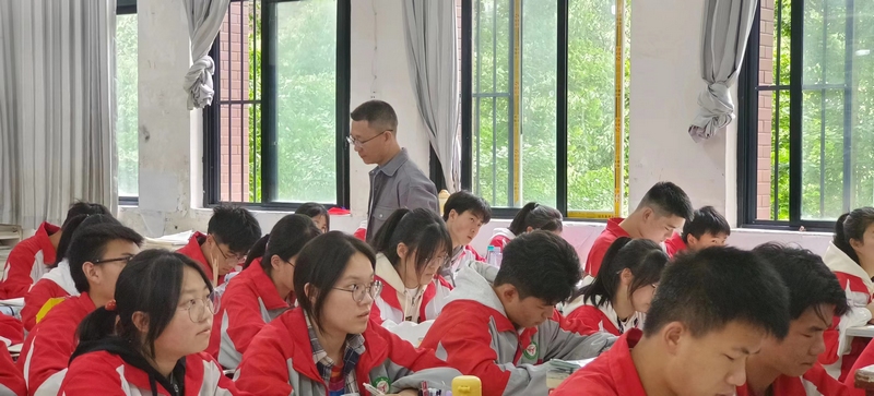 江蓉菲為學生授課。