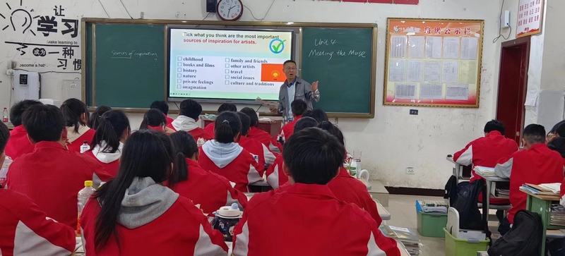 江蓉菲為學生授課。