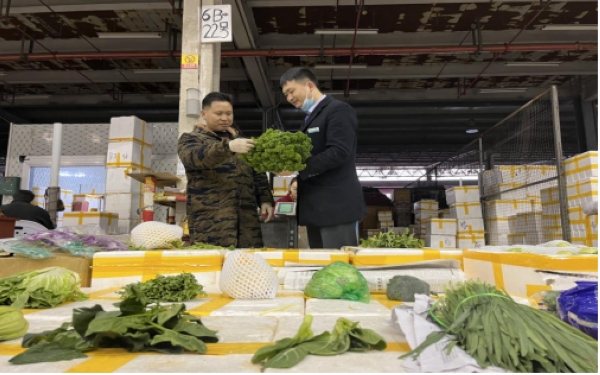 农行贵阳分行客户经理了解商户经营情况。