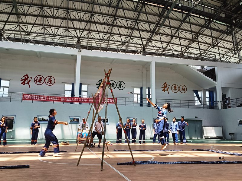 手拍鸡毛毽。 晏慧敏摄