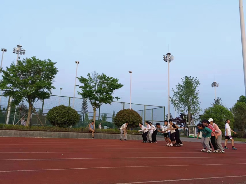 板鞋竞速训练。 刘仕敏摄