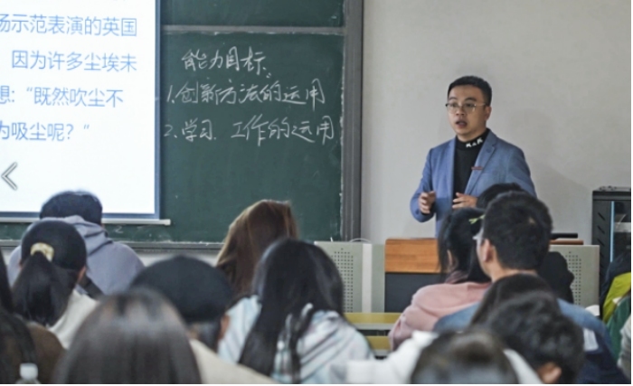 3 向泓興在課堂上開展創新創業啟發教學。  楊帆攝.jpg
