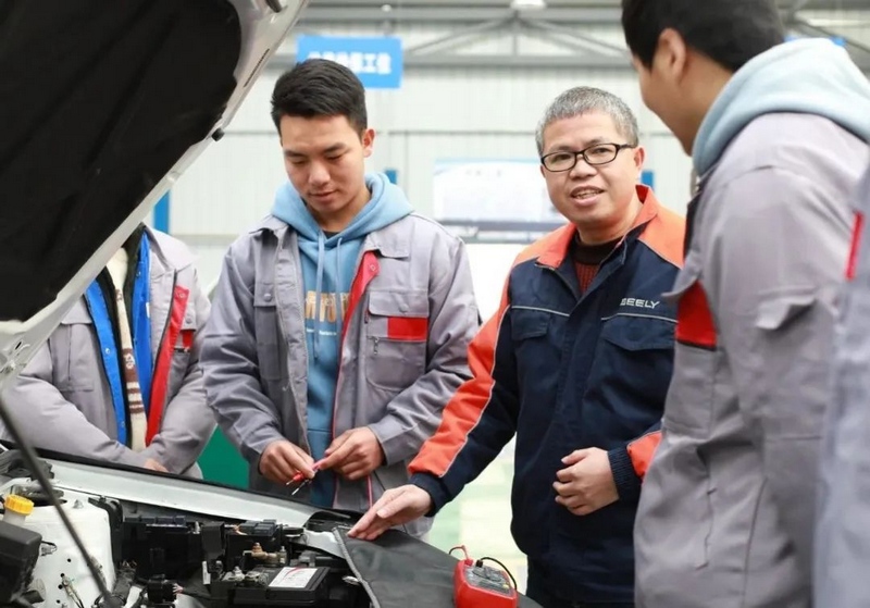 1、課間，伍天海在汽修實訓室為學生講解汽車部件修理要點。.jpg