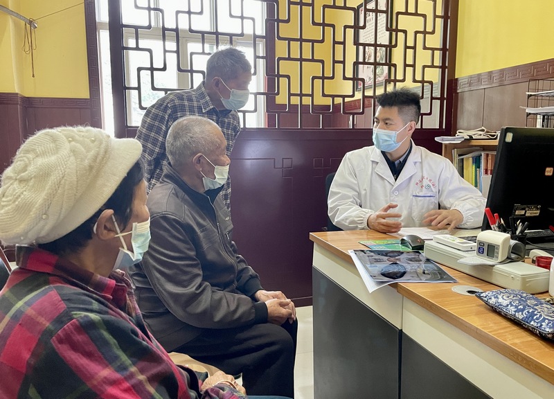 重庆市南川区的医生在狮溪镇卫生院坐诊 陈桂良摄.JPG