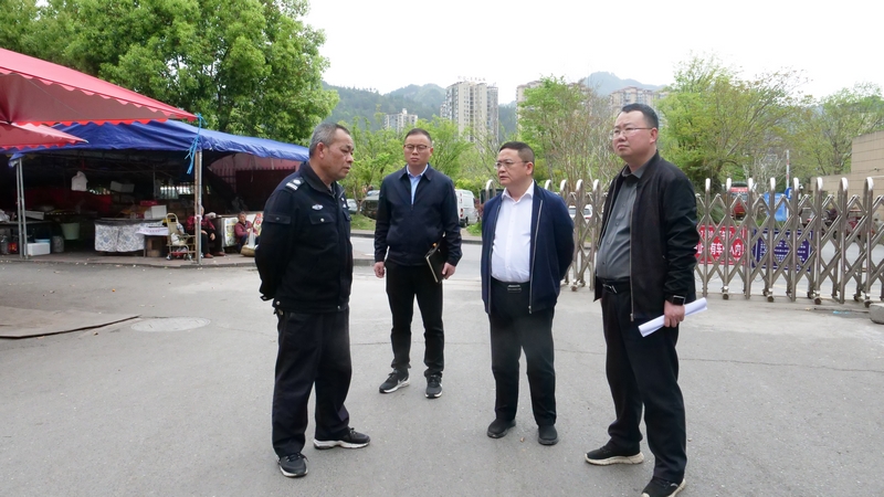 2023年4月7日，县委书记曹勇到县城暗访督导文明城市创建工作。县委常委、县委办公室主任王泽宗参加暗访。