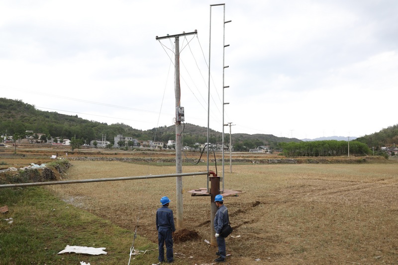 南方電網興仁供電局配網工作人員對水井進行電力線路勘察.JPG