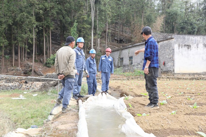南方電網興仁供電局配網人員對村民用電抽水情況進行了解.JPG