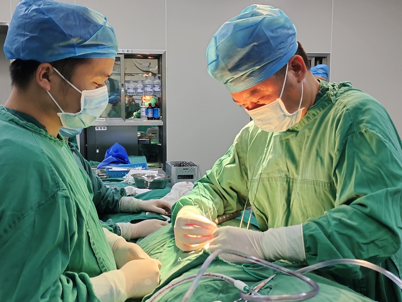 帮扶专家覃建朴带领开展县人民医院首例经皮椎弓根钉棒系统复位内固定微创手术。