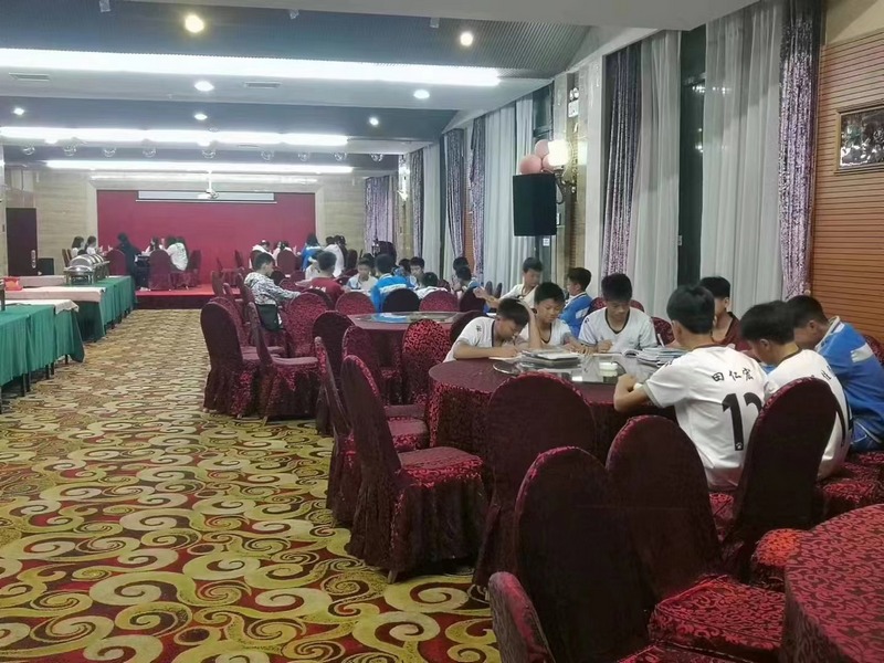 队员们白天比赛，晚上自习。涂显波供图