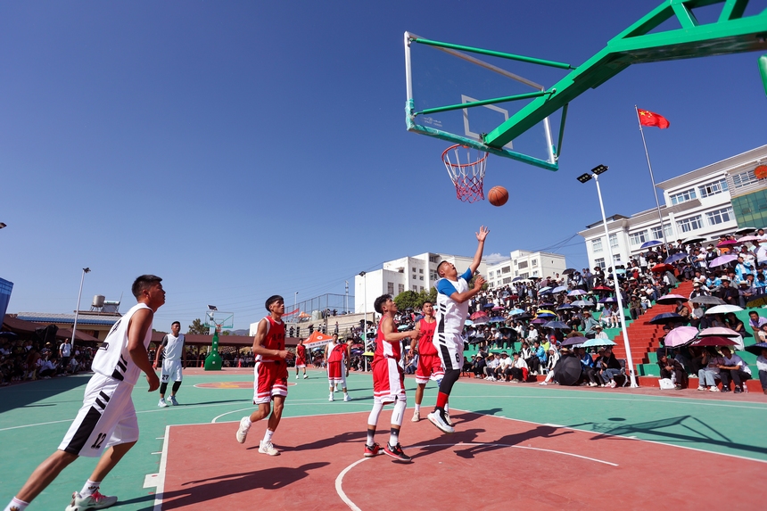 5月23日，在貴州省威寧縣牛棚鎮民族團結“雙擁杯”籃球賽比賽現場，隊員在激烈角逐。