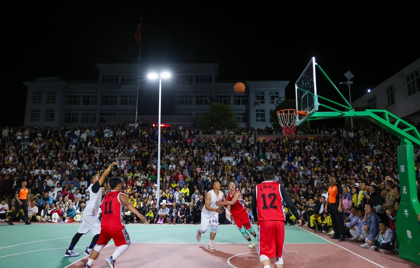 5月23日，在貴州省威寧縣牛棚鎮民族團結“雙擁杯”籃球賽比賽現場，隊員在激烈角逐。