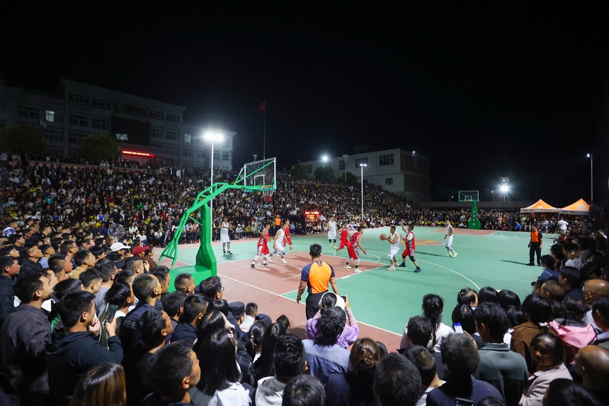 5月23日，在貴州省威寧縣牛棚鎮民族團結“雙擁杯”籃球賽比賽現場，觀眾席上座無虛席。